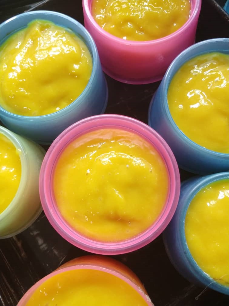 Envase y congelado de helado de mango - Kulfi de mango con cardamomo. La Casa del Viento
